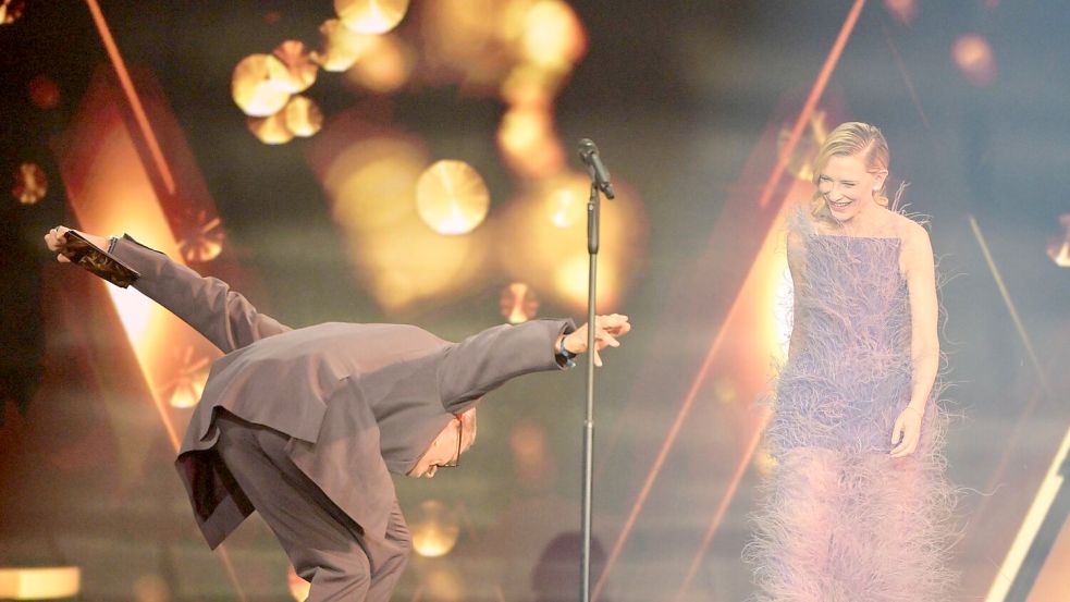 Laudator Götz Otto verneigt sich von Cate Blanchett. Foto: Peter Kneffel