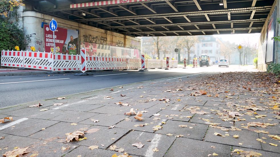 Hier besteht Handlungsbedarf, finden die Bürger der Stadtteile Wüste und Kalkhügel: Die Radweg-Markierung an der Parkstraße in Osnabrück ist verwittert. Foto: Christoph Beyer