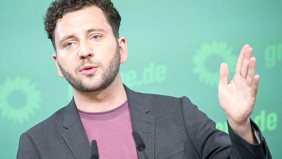 Mutlos findet Grünen-Chef Banaszak das schwarz-rote Bündnis. Foto: Britta Pedersen/dpa