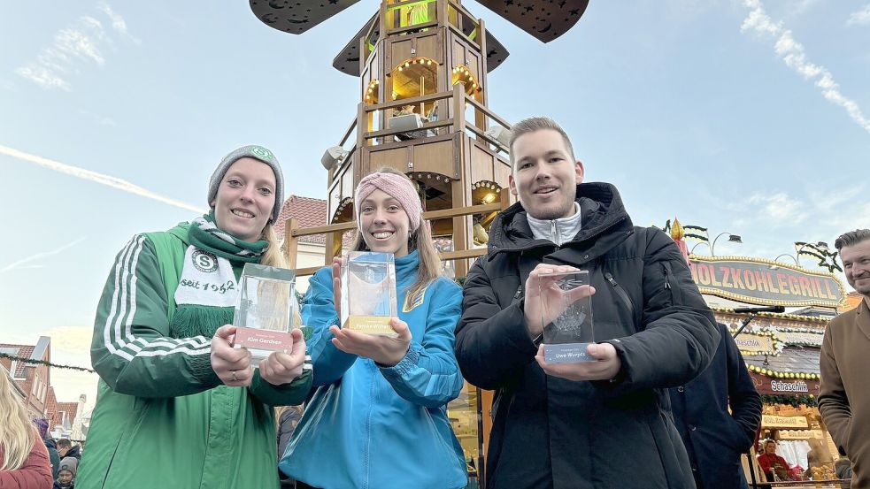 Kim Gerdsen, Fenke Wilberts und Uwe Wurpts wurden für ihr ehrenamtliches Engagement mit dem Young-People-Award ausgezeichnet. Wer folgt ihnen am ersten Adventssonntag auf das Siegertreppchen? Foto: Mieke Matthes