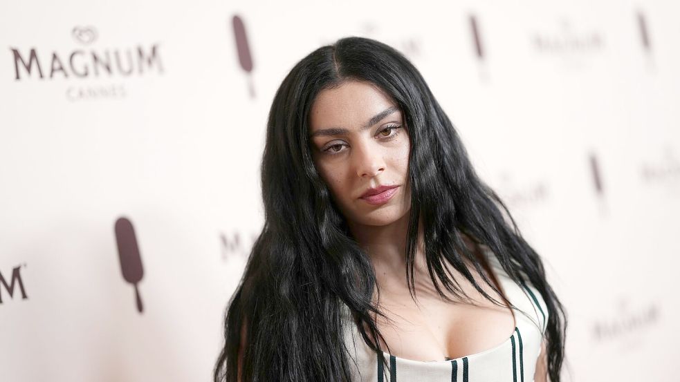 Charli XCX schrieb ihr neues Album für den Film „Wuthering Heights“ von Emerald Fennell. (Archivbild) Foto: Scott A Garfitt/Invision via AP/