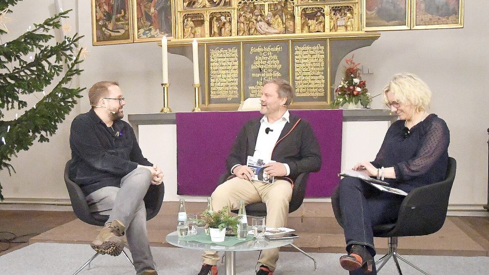 Paul Ronzheimer (von links), Udo Hippen und Cathrin Meenken beim 1. Auricher Weihnachtstalk in der Lambertikirche. Foto: Gerd-Arnold Ubben