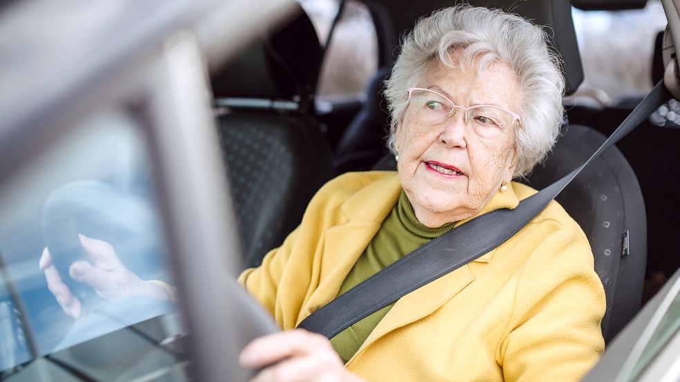 Ab 65 Jahren wird die Kfz-Versicherung teurer, denn die Versicherer erheben einen Alterszuschlag. Doch dagegen kann man etwas tun. Foto: IMAGO/Pond5 Images