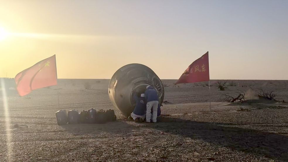 Die Raumkapsel landete wie geplant in der Inneren Mongolei. Foto: Wang Jiangbo/XinHua/dpa