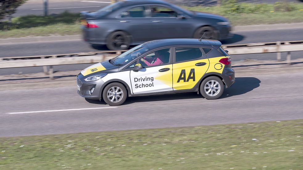 AA driving school car driving on the road, AA driving school car driving on the road. Automobile Ass Foto: IMAGO/Dreamstime