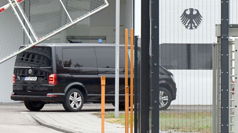 Der Beschuldigte wurde zum Ermittlungsrichter des BGH nach Karlsruhe gebracht. Foto: Uli Deck