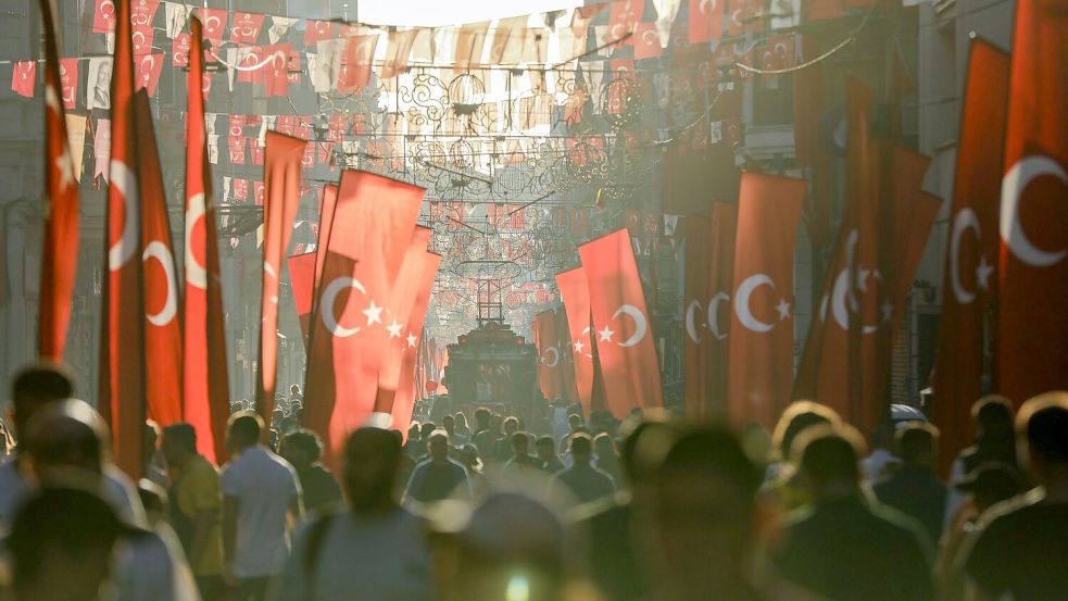 Streetfood und gerade die gefüllten Muscheln gehören für viele zu einem Besuch in Istanbul dazu. (Symbolbild) Foto: Ibrahim Oner