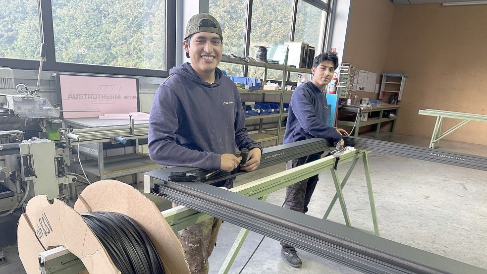 In Westoverledingen bei der Wintergartenzentrum Meyer Elementebau GmbH arbeiten die beiden mexikanischen Mechatroniker Edgar Lopez Duran und Ricardo Timinez. Foto: Wachstumsregion Ems-Achse