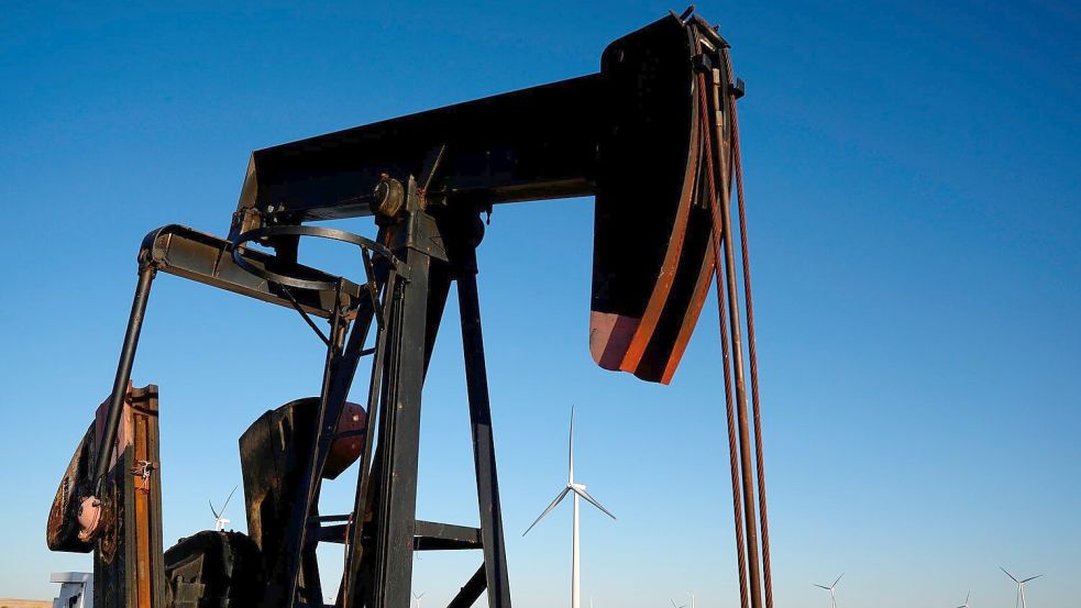 Das Verbrennen von Öl befeuert die Erderhitzung. (Archivbild) Foto: Charlie Riedel/AP/dpa