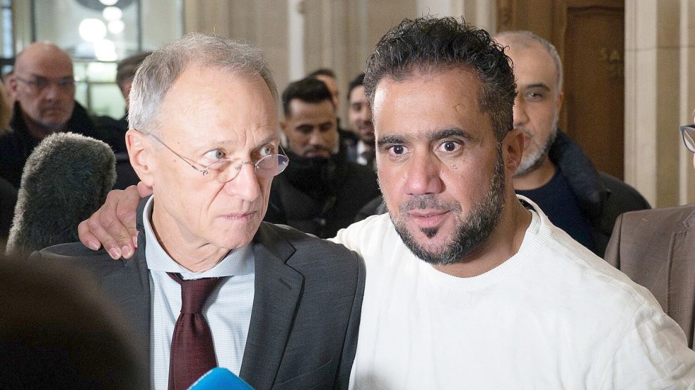 Buhsidos E-Manager Arafat Abou-Chaker (r) legt nach der Urteilsverkündung seinem Anwalt Hansgeorg Birkhoff die Hand auf die Schulter. (Archivbild) Foto: Sebastian Gollnow