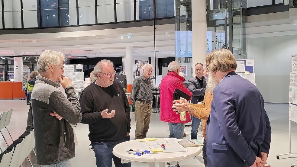 An vier Plaudertischen ging es um ÖPNV, Radverkehr, motorisierten Individualverkehr und Fußgänger. Foto: Karin Böhmer