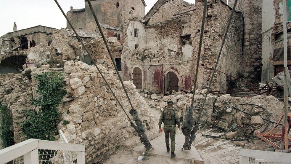 In Italien erhärtet sich der Verdacht des Kriegstourismus: Reiche Bürger sollen nach Sarajevo gefahren sein, um auf Zivilisten zu schießen. Foto: IMAGO / Jürgen Eis