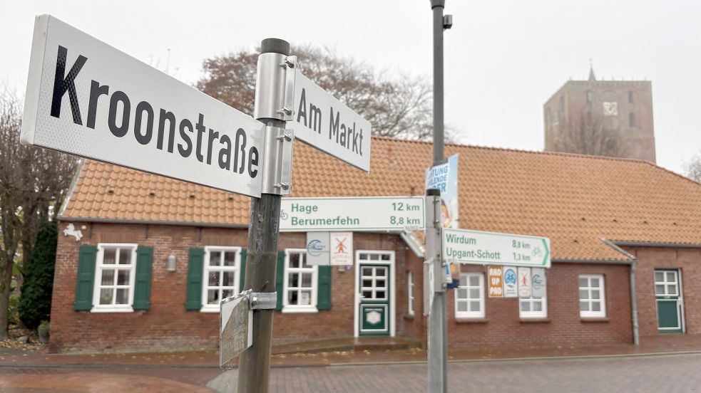 Das fehlerhafte Straßenschild, auf dem die Marienhafer Kronstraße mit zwei „O“ geschrieben ist, sorgte für Aufsehen und Belustigung. Foto: Sarah Dirks