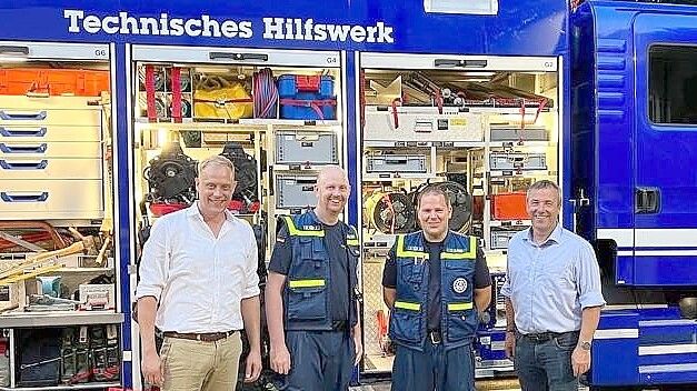Freuen sich über die Zusage für den Auricher THW-Neubau (von links): Wiard Siebels, Ihno Köhnemann, Timo Lang (beide THW Aurich) und Johann Saathoff.Foto: privat