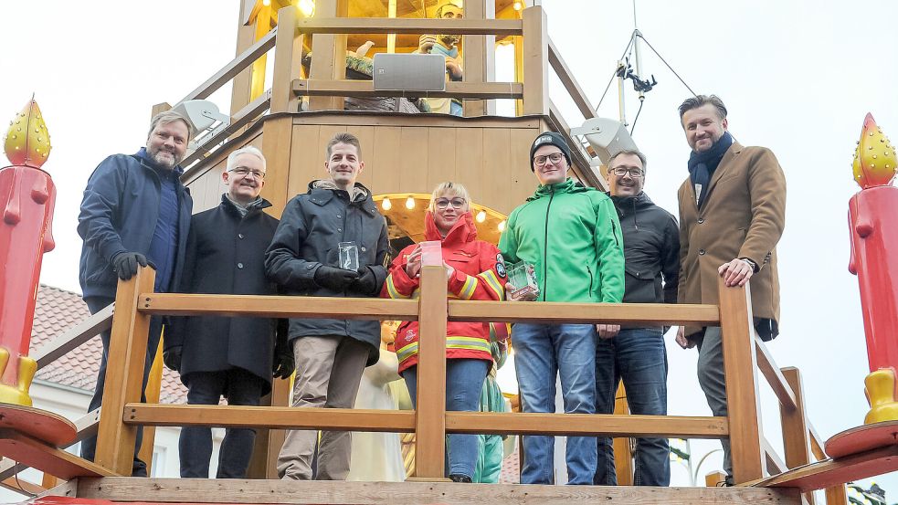 Drei Ostfriesen sind 2023 erstmals mit dem Young-People-Award ausgezeichnet worden. Julia Austen (Mitte) nahm die Goldene Pyramide, Martin Schröder (Dritter von links) die Silberne Pyramide und Marco Garrels (Dritter von rechts) die Bronzene Pyramide von Udo Hippen (von links), Rüdiger Musolf, Holger Wesseln und Stephan Schmidt entgegen. Foto: Stephan Friedrichs