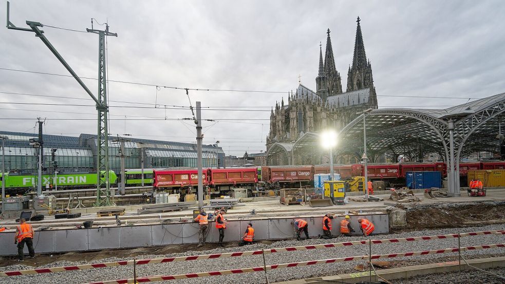 Zehn Tage lang sind Arbeiter nun an der Strecke rund um den Kölner Hauptbahnhof beschäftigt. Unter anderem werden Weichen und Oberleitungen erneuert. Foto: Henning Kaiser