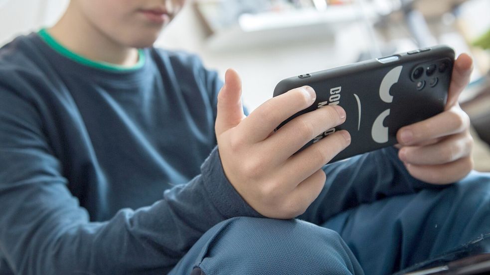 Für Eltern kaum zu kontrollieren: Kinder und Jugendliche sind in den sozialen Medien großen Gefahren ausgesetzt. Die Rufe nach einem Verbot bis 16 werden lauter. Foto: dpa/Christin Klose