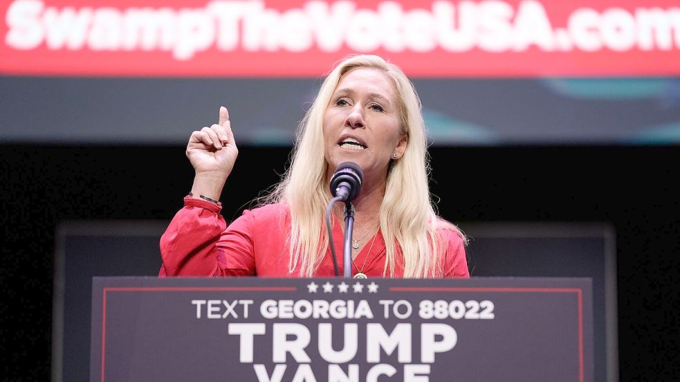 Vergangenes Jahr machte die Hardlinerin noch eifrig Wahlkampf für Trump. (Archivbild) Foto: Evan Vucci/AP/dpa