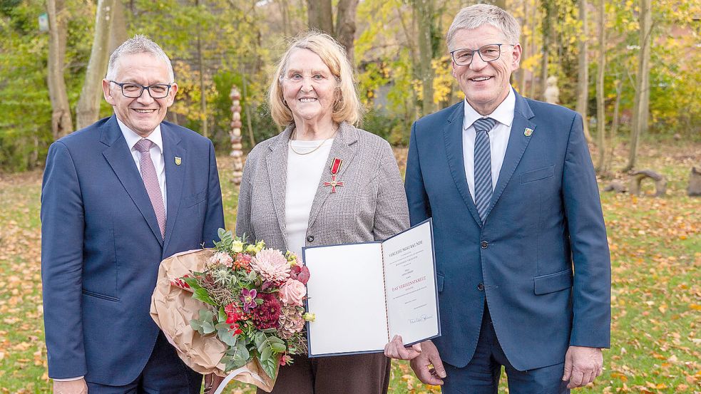 Der Auricher Landrat Olaf Meinen (links) und der Auricher Bürgermeister Horst Feddermann gratulierten Anna Uphoff. Foto: Landkreis Aurich