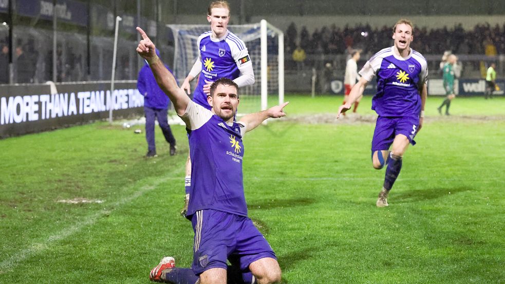 Tido Steffens (vorne) traf in der fünften Minute der Nachspielzeit per Elfmeter zum 2:2-Ausgleich. Foto: Jens Doden/Emden