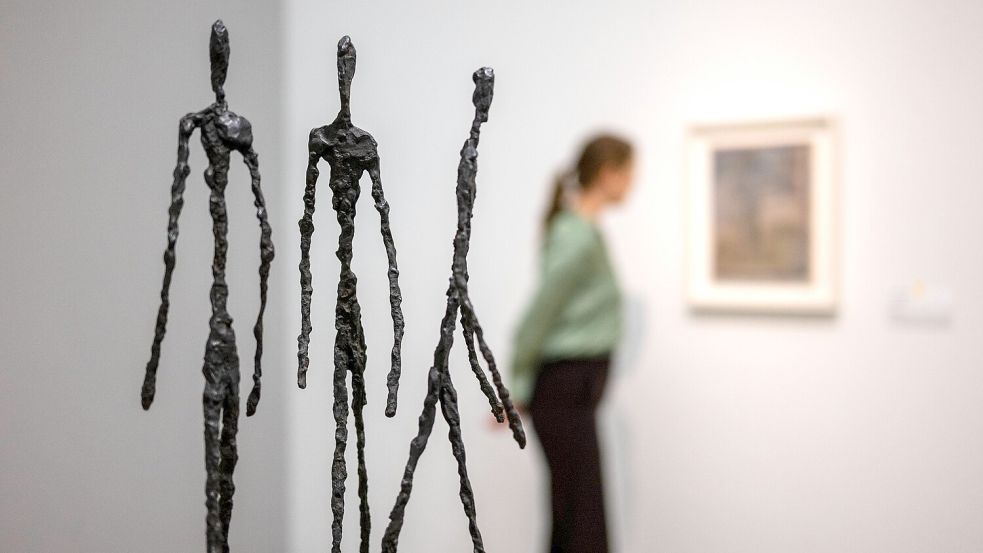 Hauchfein und würdevoll: Die Skulptur „Drei schreitende Männer“ in der Ausstellung „Alberto Giacometti. Das Maß der Welt“ in der Kunsthalle Bremen. Foto: Sina Schuldt/dpa