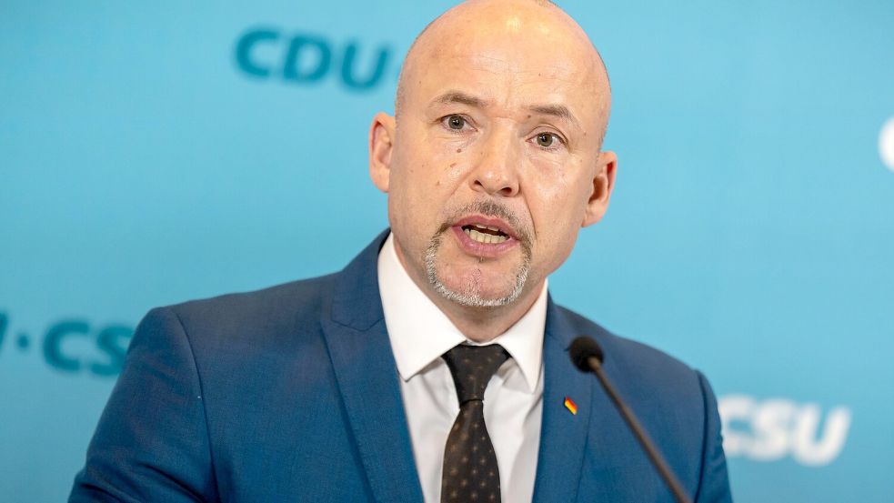 Markus Söders rechte Hand in Berlin: CSU-Landesgruppenchef Alexander Hoffmann. Im Interview mit unserer Redaktion sagt er, die Wirtschaftswende werde ein „Marathon“. Foto: Michael Kappeler/dpa