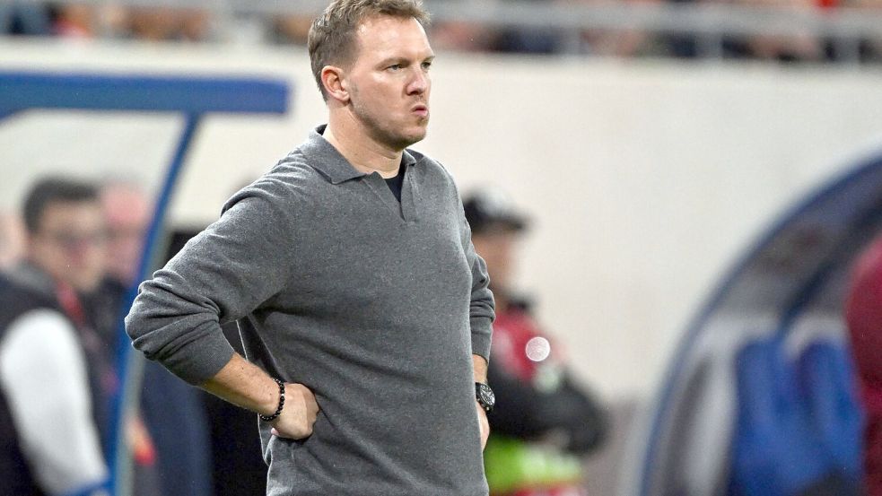 Julian Nagelsmann blickt skeptisch auf das Spielfeld. Foto: Federico Gambarini
