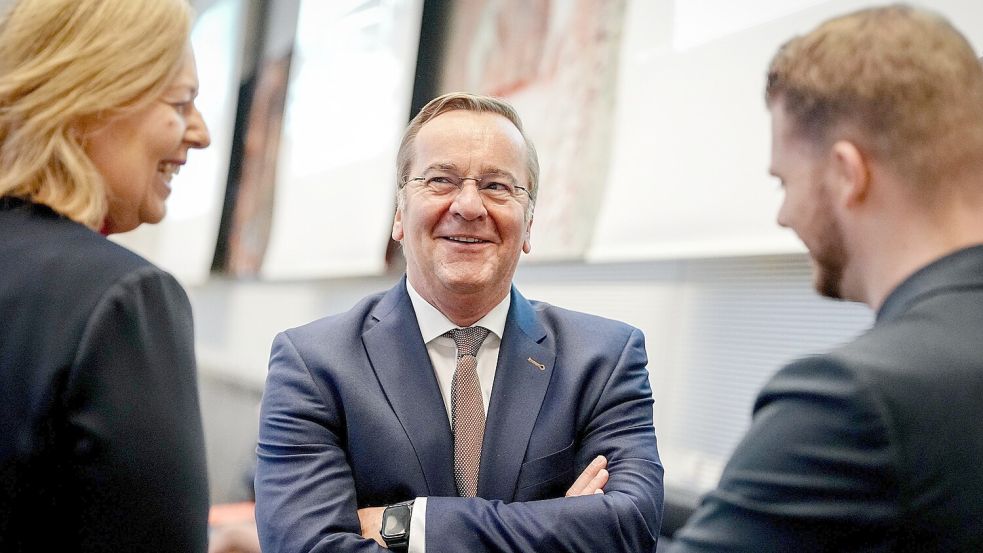 13.11.2025, Berlin: Bärbel Bas (SPD), Bundesministerin für Arbeit und Soziales und SPD-Parteivorsitzende, Boris Pistorius (M, SPD), Bundesminister der Verteidigung, und Tim Klüssendorf, SPD-Generalsekretär, nehmen an der Sitzung der SPD-Bundestagsfraktion zur Grundsatzeinigung im Streit um die Wehrdienst-Reform teil. Foto: Kay Nietfeld/dpa +++ dpa-Bildfunk +++ Foto: Kay Nietfeld