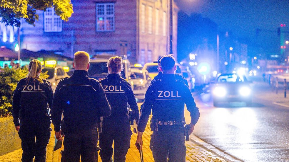 Zugriff am frühen Samstagmorgen: Mehr als 120 Zollbeamte haben elf Objekte in und um Osnabrück durchsucht. Foto: Sebastian Iwersen