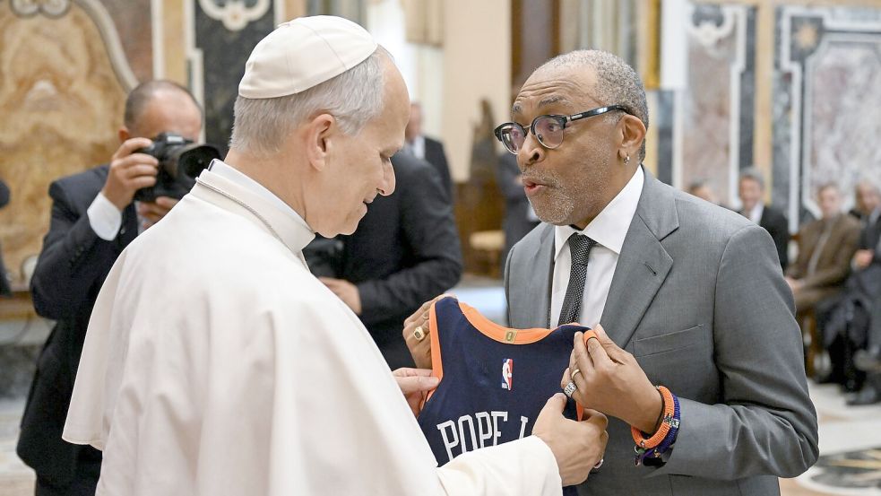 Papst Leo XIV. hat jetzt ein Trikot mit der Rückennummer 14. Foto: Vatican Media