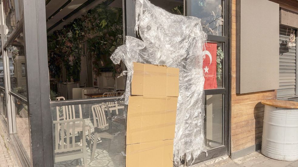 Die Behörden haben einen Laden im Stadtteil Ortaköy schließen lassen. Foto: Ahmed Deeb/dpa