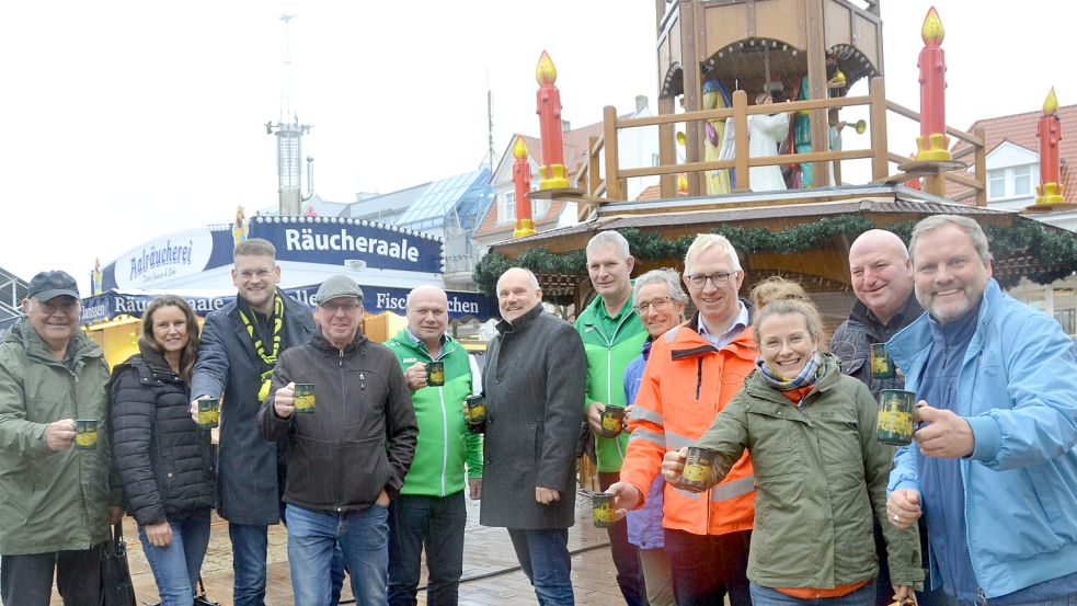 Vertreter von Kaufmännischem Verein, Stadtverwaltung, Stadtmarketing, Verkehrsverein und Vereinen freuen sich auf den Weihnachtszauber 2025.Foto: Aiko Recke