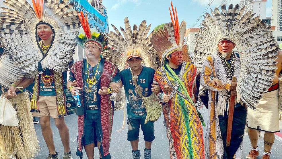 Tausende Indigene und internationale Klimaschützer zogen durchs Zentrum der Millionenstadt Belém. Foto: Torsten Holtz