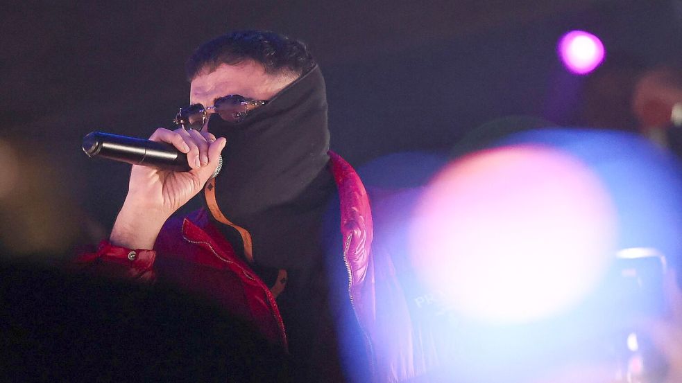 Der Rapper zeigte sich beim Auftritt in Gießen erneut verhüllt. Foto: Hannes P. Albert/dpa
