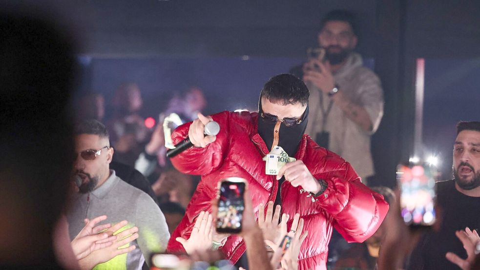 Fürs Publikum gab es Euroscheine statt Botschaften des Rappers. Foto: Hannes P. Albert/dpa