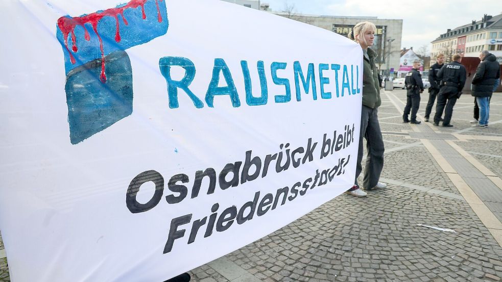 Gegen die Ansiedlung von Rüstungsindustrie: Linke Aktivisten bei einer Protestaktion am Hauptbahnhof am vergangenen Donnerstag. Foto: Lukas Weinandy