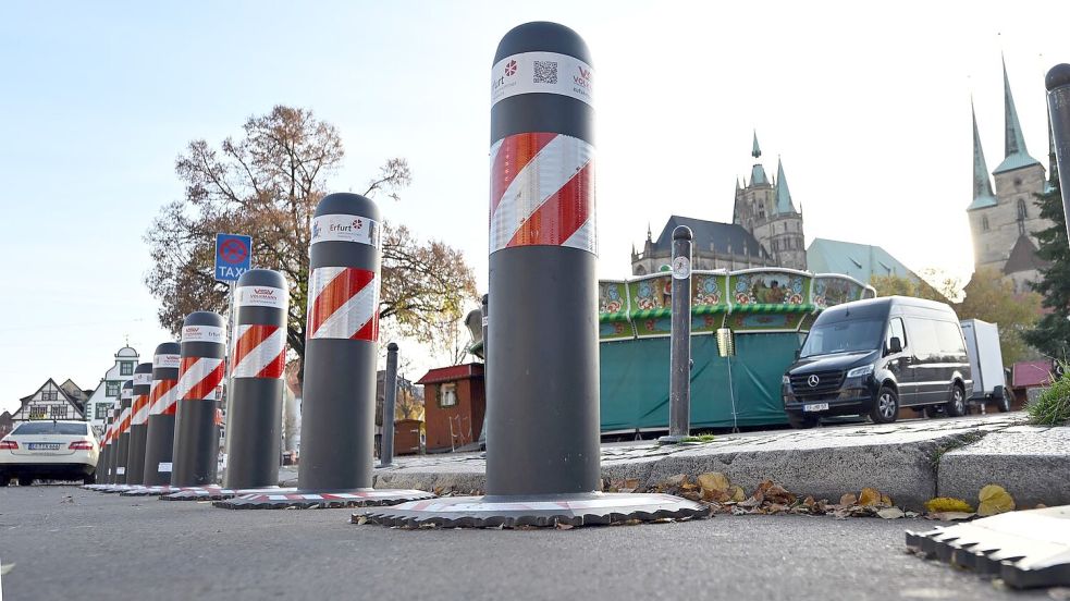 Die deutschen Weihnachtsmärkte werden wie hier in Erfurt mit Pollern und anderen Sperren gesichert. Foto: Martin Schutt