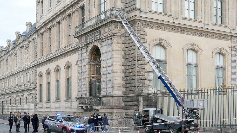 Knapp einen Monat nach dem Einbruch in den Louvre bewahrt Frankreichs Innenminister die Hoffnung, die gestohlenen Schmuckstücke wiederzufinden. (Archivbild) Foto: Dimitar Dilkoff/AFP/dpa