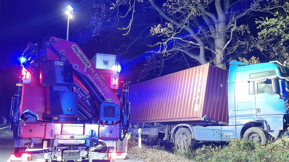 Der 40-Tonner kam am Donnerstagmorgen in Wiesmoor von der Fahrbahn ab. Foto: Feuerwehr