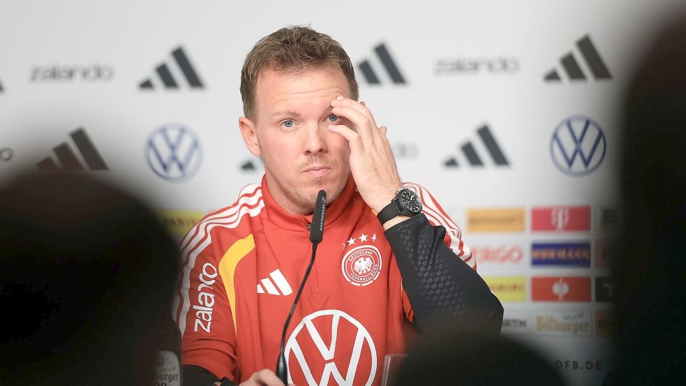 Julian Nagelsmann spricht bei der Pressekonferenz vor dem Slowakei-Spiel. Foto: Jan Woitas
