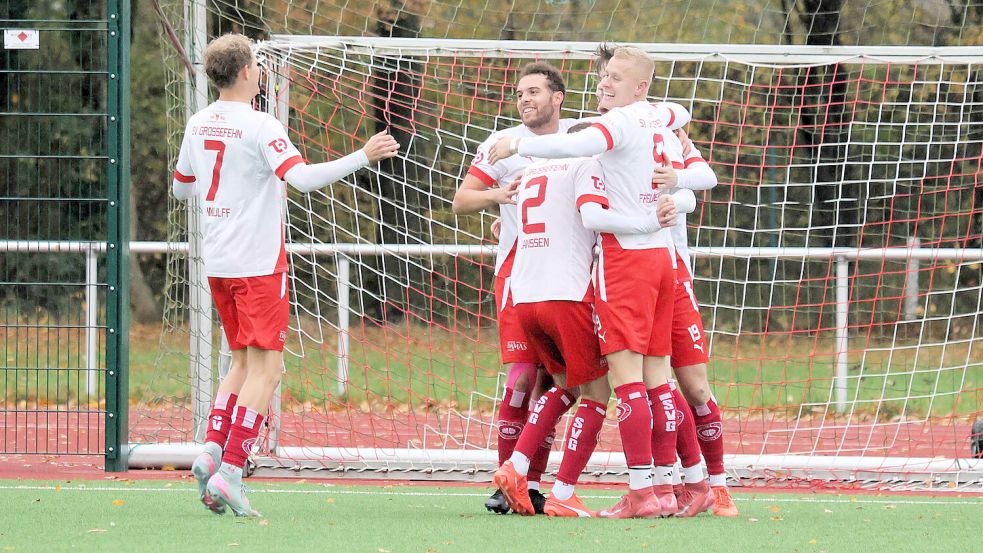 Die Spieler des SV Großefehn bejubeln die Führung durch Ben Smidt in der 5. Minute. Foto: Helmut Vortanz