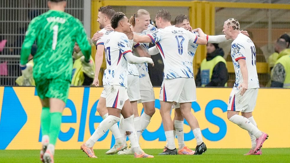 Norwegen und Torjäger Erling Haaland (Mitte) freuen sich nach einem 4:1 in Italien auf die erste WM-Teilnahme seit 1998. Foto: Luca Bruno/AP/dpa