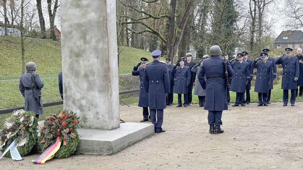 Mit Kränzen und einem Salut gedachten die Teilnehmer der Gedenkfeier am Ehrenmal an der Von-Jhering-Straße der Opfer von Gewaltherrschaft und Krieg. Foto: Mieke Matthes