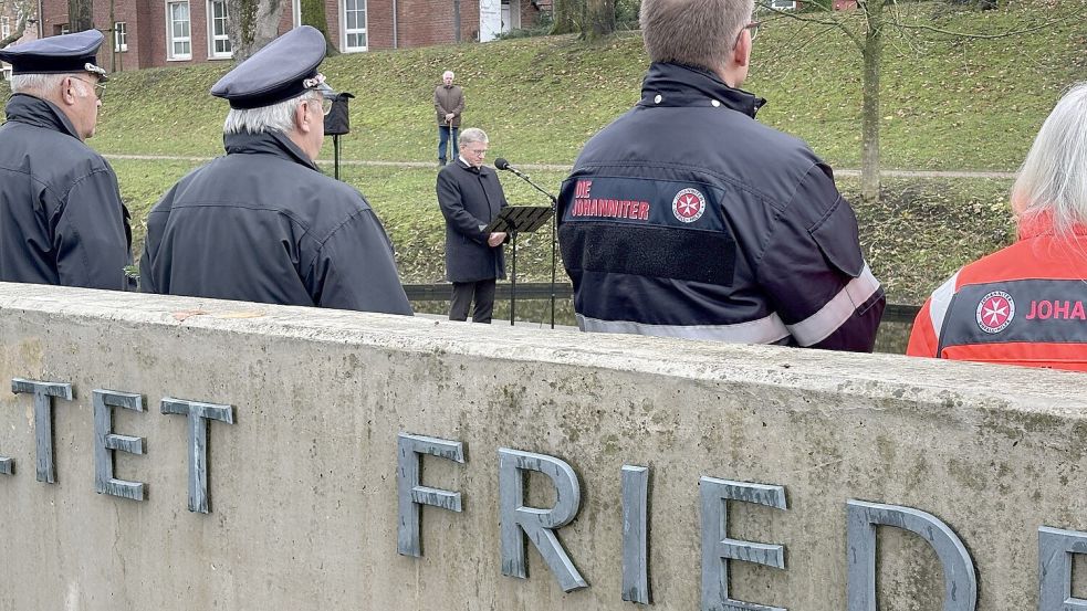 Aurichs Bürgermeister Horst Feddermann appellierte in seiner Ansprache an das Mitgefühl, die Dankbarkeit und die Wachsamkeit der Menschen. Foto: Mieke Matthes