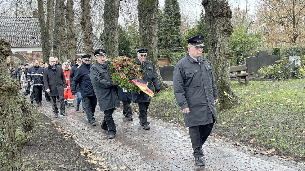 Nach der Veranstaltung liefen die Teilnehmer über den Auricher Friedhof zum Kriegsgräberfeld nebem dem Mausoleum. Auch dort wurden Kränze niedergelegt. Foto: Mieke Matthes
