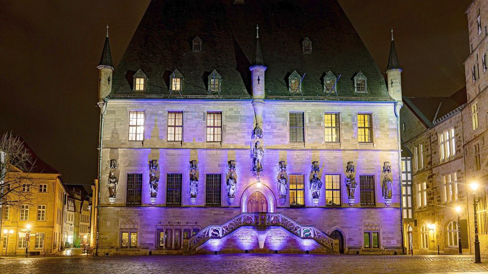 Das Rathaus in Osnabrück wird zum Weltfrühgeborenentag am 17. November lila angestrahlt. Foto: André Havergo