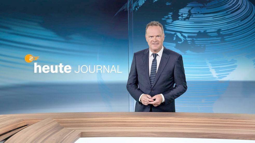 Sprecher Christian Sievers steht in der Kulisse der ZDF-Nachrichtensendung „heute journal“, die künftig eine neue Sendezeit erhält. Foto: dpa/Jana Kay
