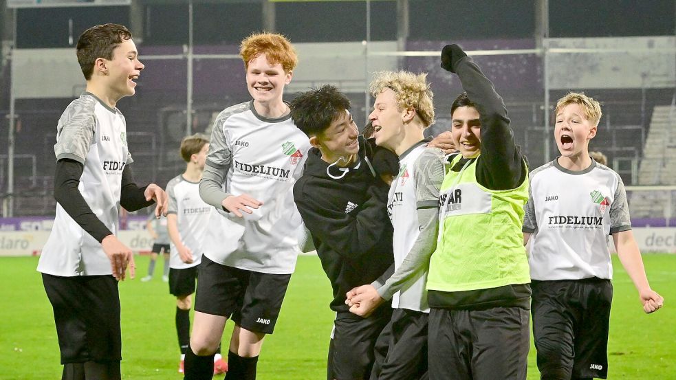 Ihr Jubel kannte nach dem Premierentreffer an der Bremer Brücke keine Grenzen: Die Mannschaft der SG Rasensport/Sutthausen II freute sich mit ihrem Torschützen Luis Bußmann (Mitte im weißen Trikot). Foto: Helmut Kemme