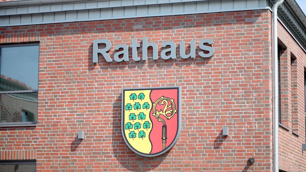 Blick auf das Ihlower Rathaus. Hier wird in den kommenden Wochen darüber beraten, wie Ihlow das Loch in der Haushaltskasse stopfen kann. Foto: Romuald Banik