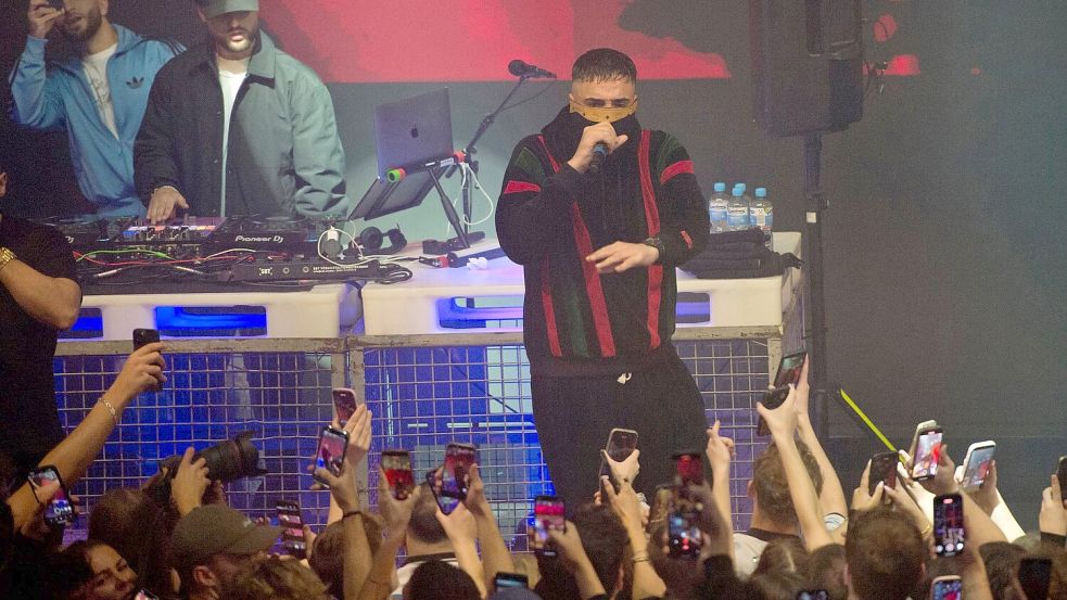 Haftbefehl spielte am Wochenende sein erstes Konzert nach dem Erscheinen der Netflix-Doku in Osnabrück. Foto: Philipp Hülsmann/dpa